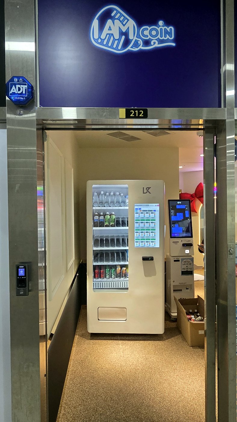 코인노래방 입구 음료 멀티자판기 설치